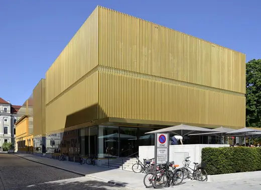 Photo 1: Exterior