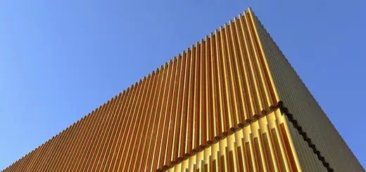 Photo 4: Exterior