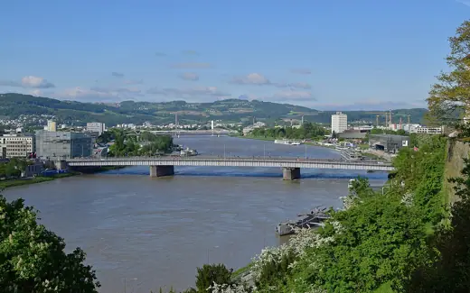 Photo 4: Exterior · Blick vom Linzer Schlossberg auf die Nibelungenbrücke