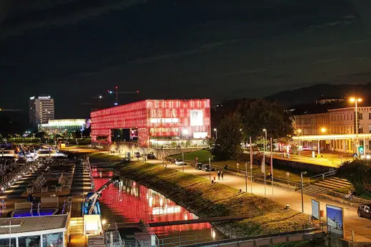 Photo 6: Context · View at night from the Nibelungen Bridge to the Lentos Art Museum