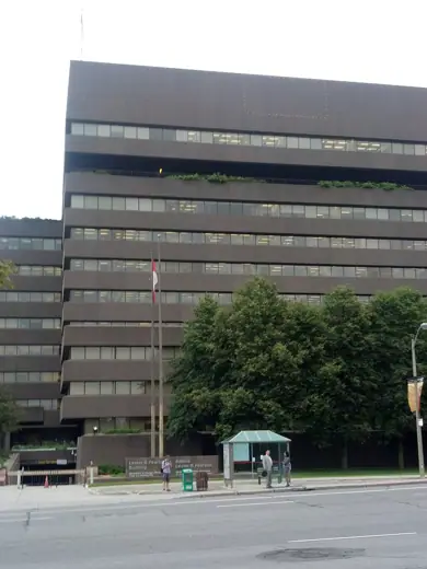 Photo 3: Exterior · Edificação em Ottawa