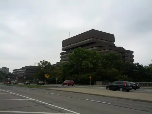 Photo 4: Exterior · Edificação em Ottawa