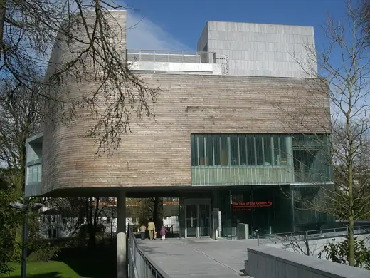 Photo 2: Exterior · Lewis Glucksman Gallery, située sur le campus de UCC, Cork