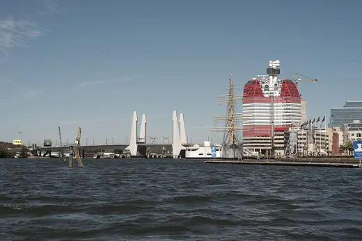 Photo 4: Exterior · Lilla Bommen office district in Gothenburg and Hisingsbron (the Hising bridge)