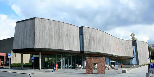 Photo 1: Exterior