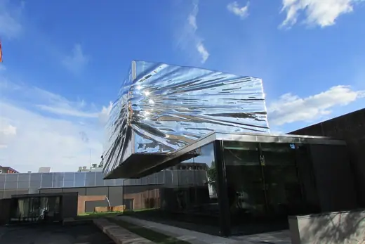 Photo 4: Exterior