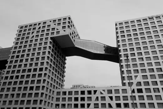 Photo 2: Exterior