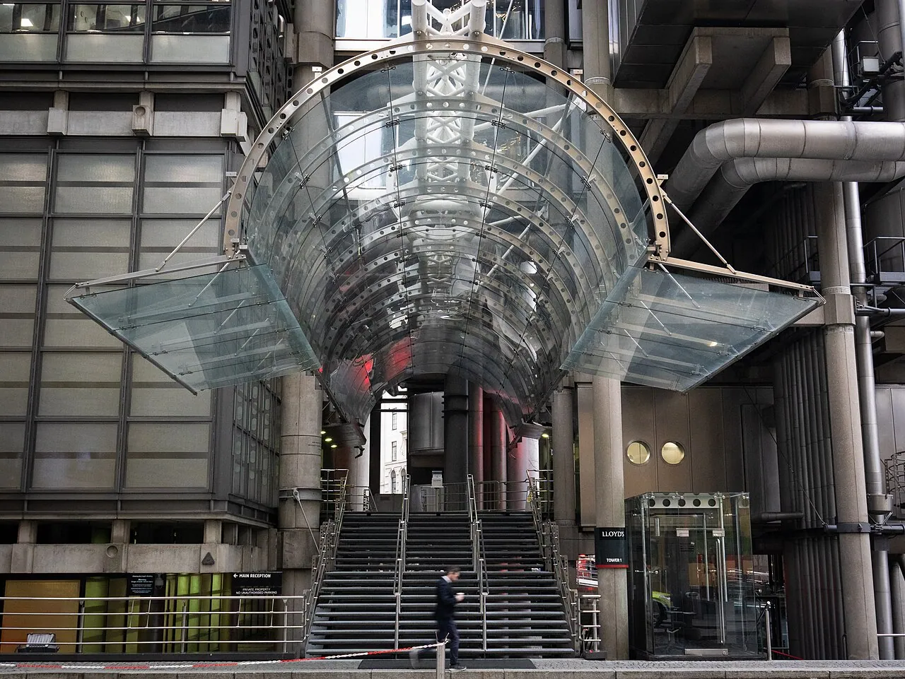Lloyd's Building: Exterior