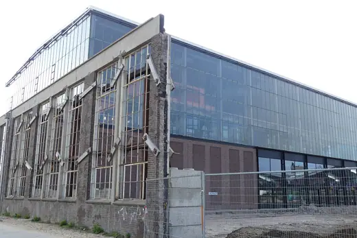 Photo 2: Exterior · Zicht op een deel van de buitenzijde van de LocHal Tilburg