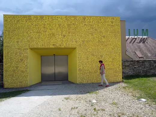Photo 4: Exterior