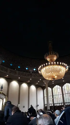 Photo 5: Interior · Intérieur de la Central London Mosque pendant la prière du vendredi