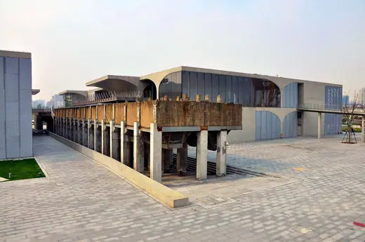 Photo 4: Exterior