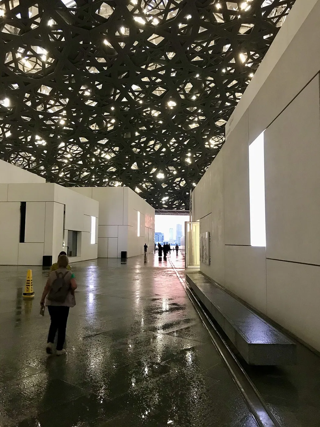 Louvre Abu Dhabi: Interior · bezoekers in het Louvre Abu Dhabi