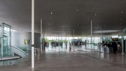Photo 5: Interior · hall d'accueil du Louvre-Lens
