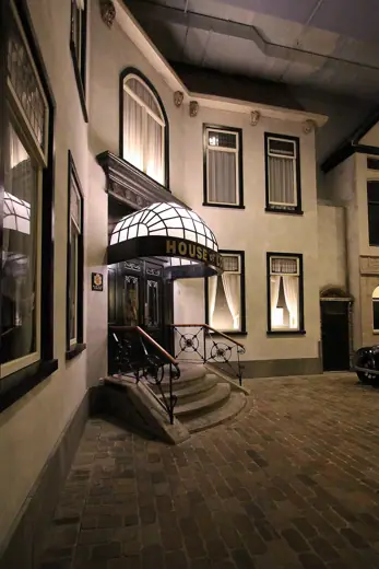 Photo 5: Interior