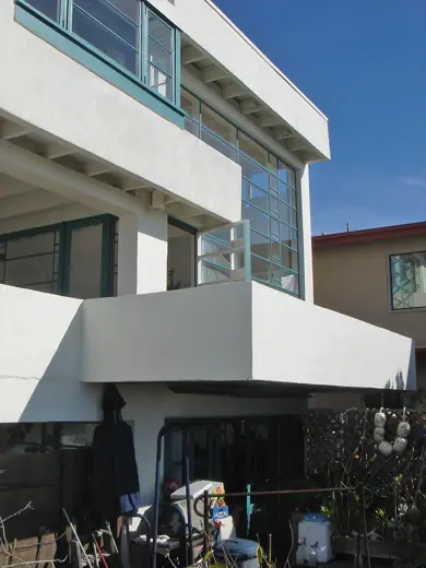 Photo 4: Detail · Front, detail, towards the patio