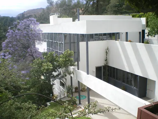 Photo 2: Exterior