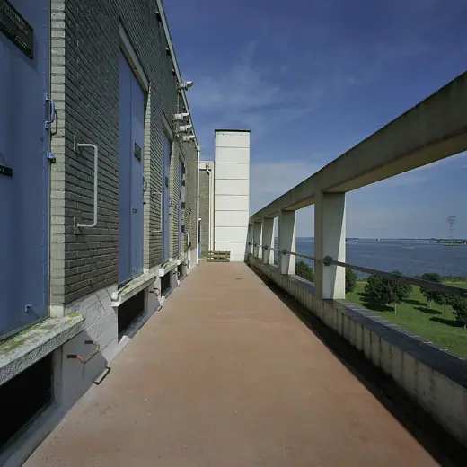 Photo 2: Exterior · Gemaal Lovink: Betonbalustrade op het dak (opmerking: Gefotografeerd voor Monumenten van Herrezen Nederland)