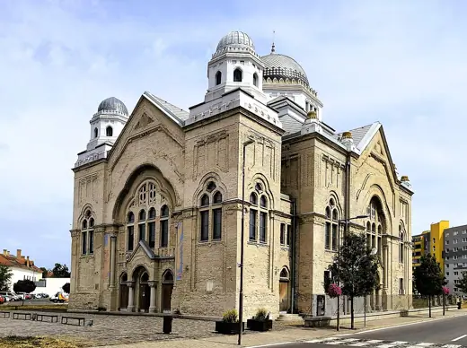 Photo 4: Exterior