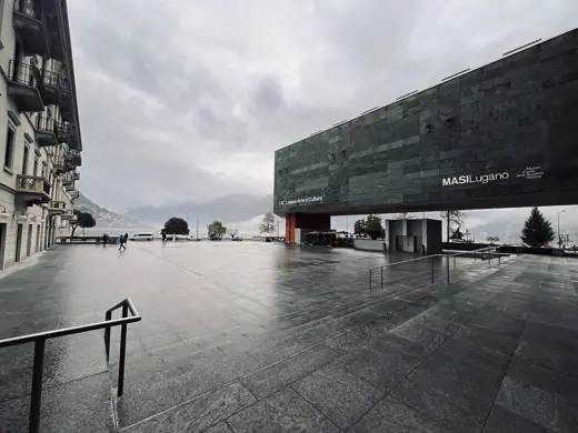 Photo 2: Exterior