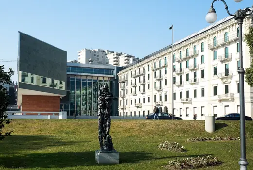 Photo 3: Exterior