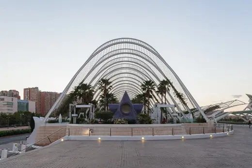 Photo 1: Exterior