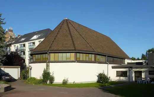 Photo 1: Exterior