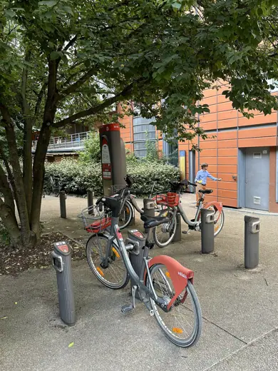 Photo 3: Exterior · Station Vélo'v 6036 (Musée d'Art Contemporain) Juillet 2024