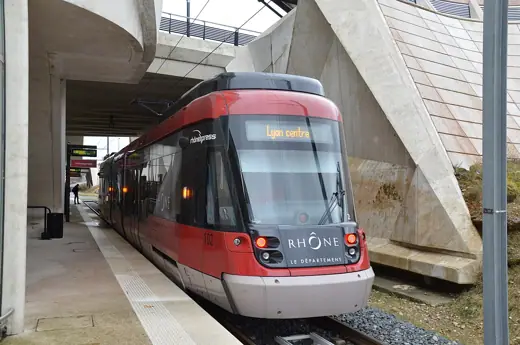 Photo 2: Exterior · Rame RhônExpress Stadler Tango n°102 à quai à son terminus Aéroport Lyon Saint-Exupéry