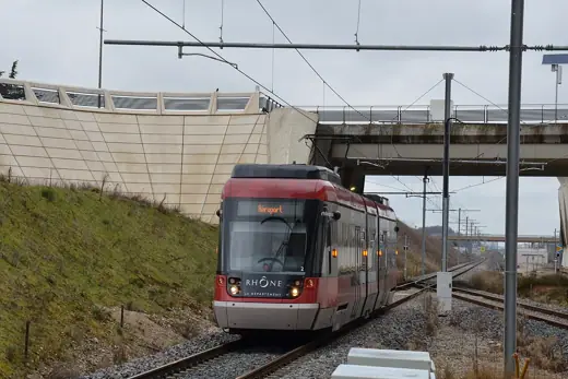 Photo 3: Exterior · Rame Stadler Tango n°102 arrivant à l'aéroport Lyon Saint-Exupéry, sur la ligne RhônExpress