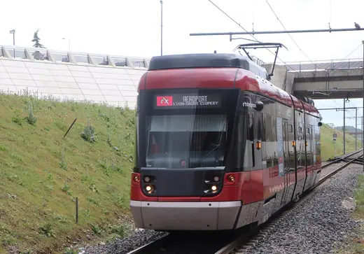 Photo 4: Exterior · Colombier-Saugnieu - a Stadler Tango tram of Rhônexpress approaching the Aéroport Lyon Saint-Exupéry terminus