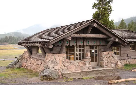 Photo 1: Exterior