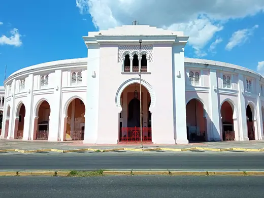 Photo 1: Exterior