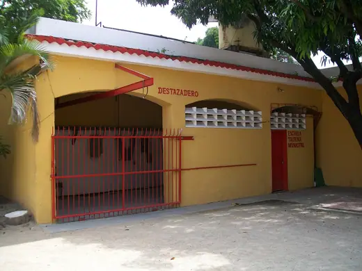 Photo 2: Exterior