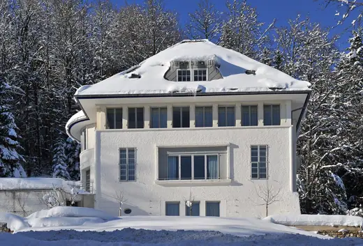 Photo 2: Exterior · Maison Blanche, La Chaux-de-Fonds, façade sud avec neige