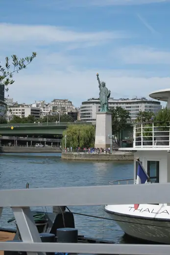 Photo 4: Exterior · Freiheitsstatue auf der Île aux Cygnes (Schwaneninsel) im 15