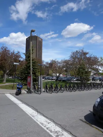 Photo 6: Plan · Station vélo-partage René-Lévesque et Beaudry En arrière-plan: La Maison de Radio-Canada