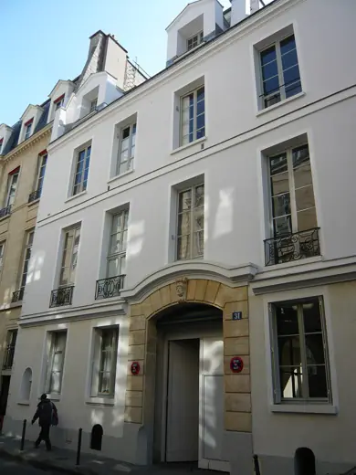 Photo 2: Exterior · Façade sur rue de la Maison de verre