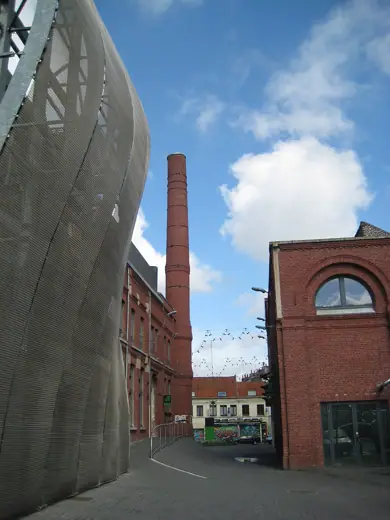Photo 2: Exterior
