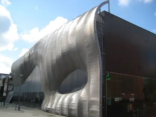 Photo 3: Exterior