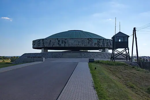 Photo 4: Exterior