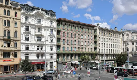 Photo 4: Exterior · Die Linke Wienzeile auf der Höhe der Kettenbrücke(ngasse) im 6