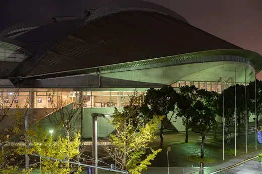 Photo 3: Exterior