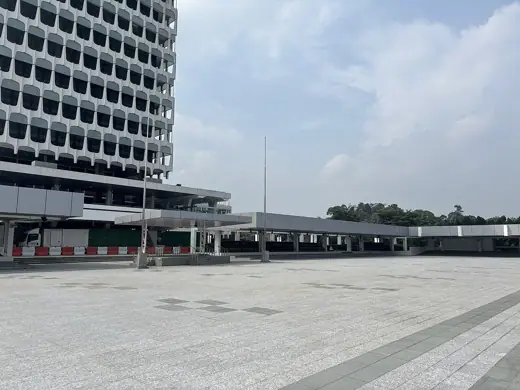 Photo 4: Exterior