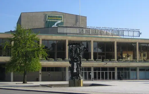 Photo 1: Exterior