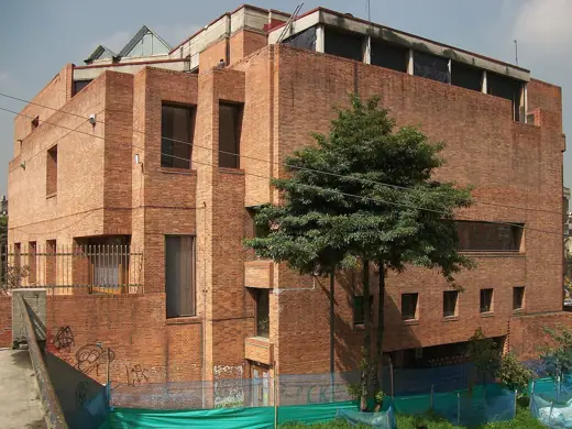 Photo 3: Exterior · Costado norte del Museo de Arte Moderno de Bogotá