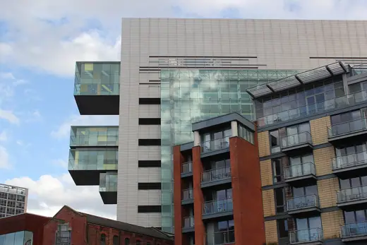 Photo 4: Exterior