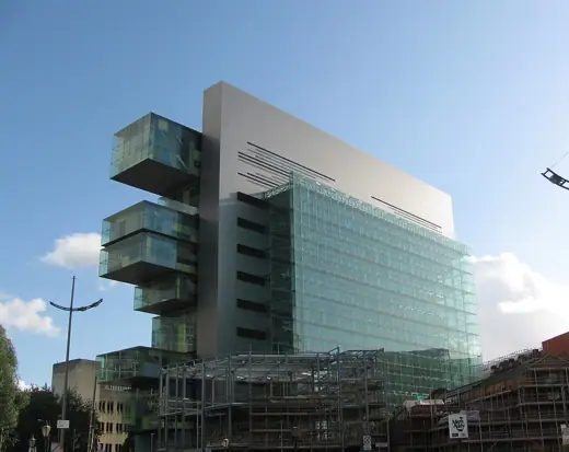 Photo 5: Context · A photograph of the new Manchester Civil Justice Centre from Bridge Street