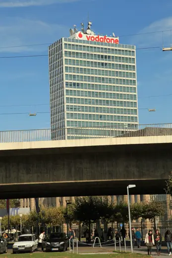 Photo 3: Exterior · Apollo-Platz unter der Rheinkniebrücke und Vodafone-Hochhaus in Düsseldorf