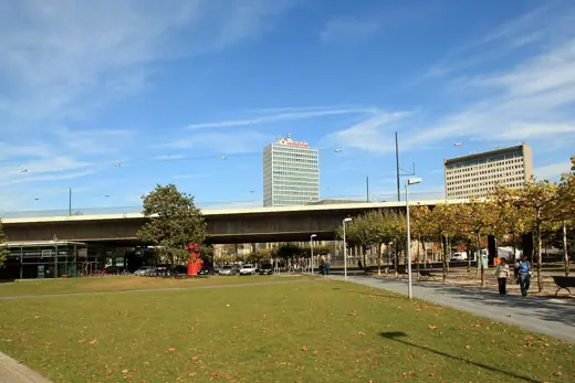 Photo 4: Exterior · Apollo-Platz unter der Rheinkniebrücke und Vodafone-Hochhaus in Düsseldorf